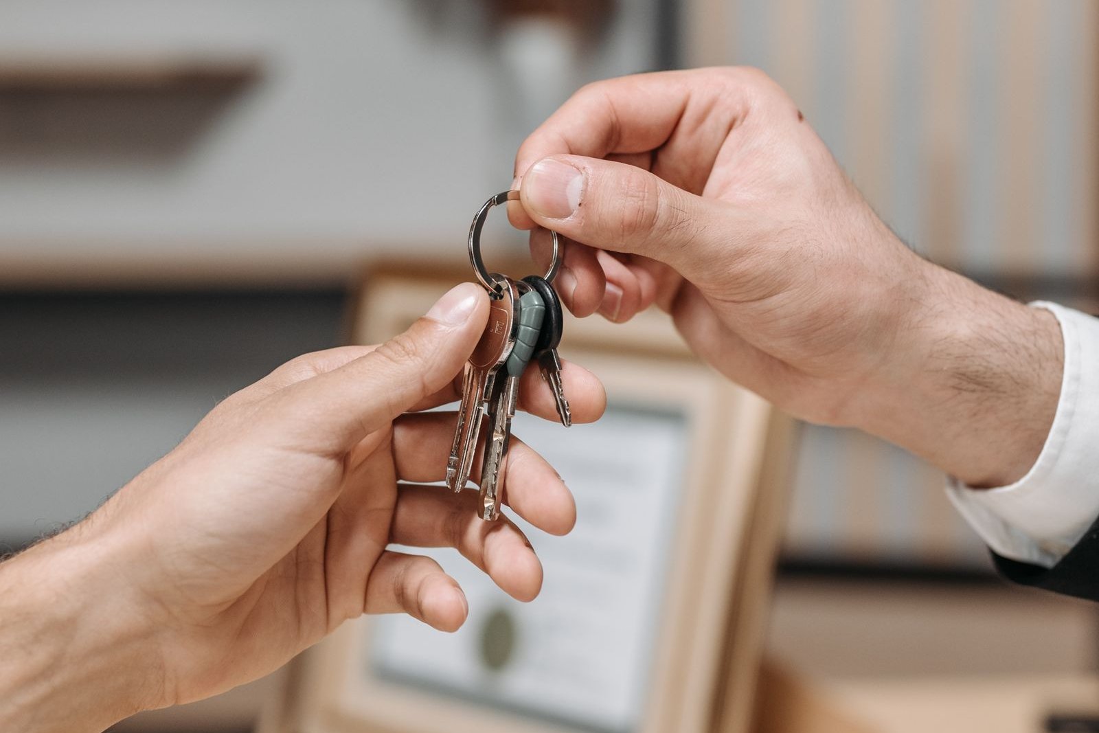 Seller handing house keys to a buyer, illustrating an assumable mortgage